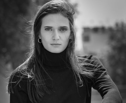 Portrait de femme sérieuse, portant un pull noir à Toulouse NR PHOTOGRAPHIES