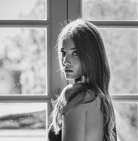 Série éditoriale féminine en lumière naturelle par Nicolas Resseguier. Un portrait artistique entre présence et fragilité. Toulouse, 2026.