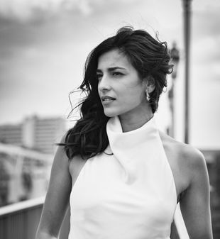 Portrait d'une femme sur le pont St Pierre à Toulouse NR PHOTOGRAPHIES