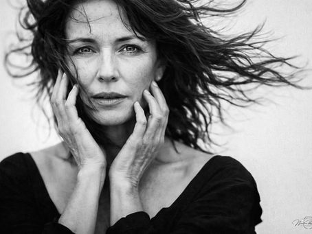 Une séance portrait féminin en noir et blanc