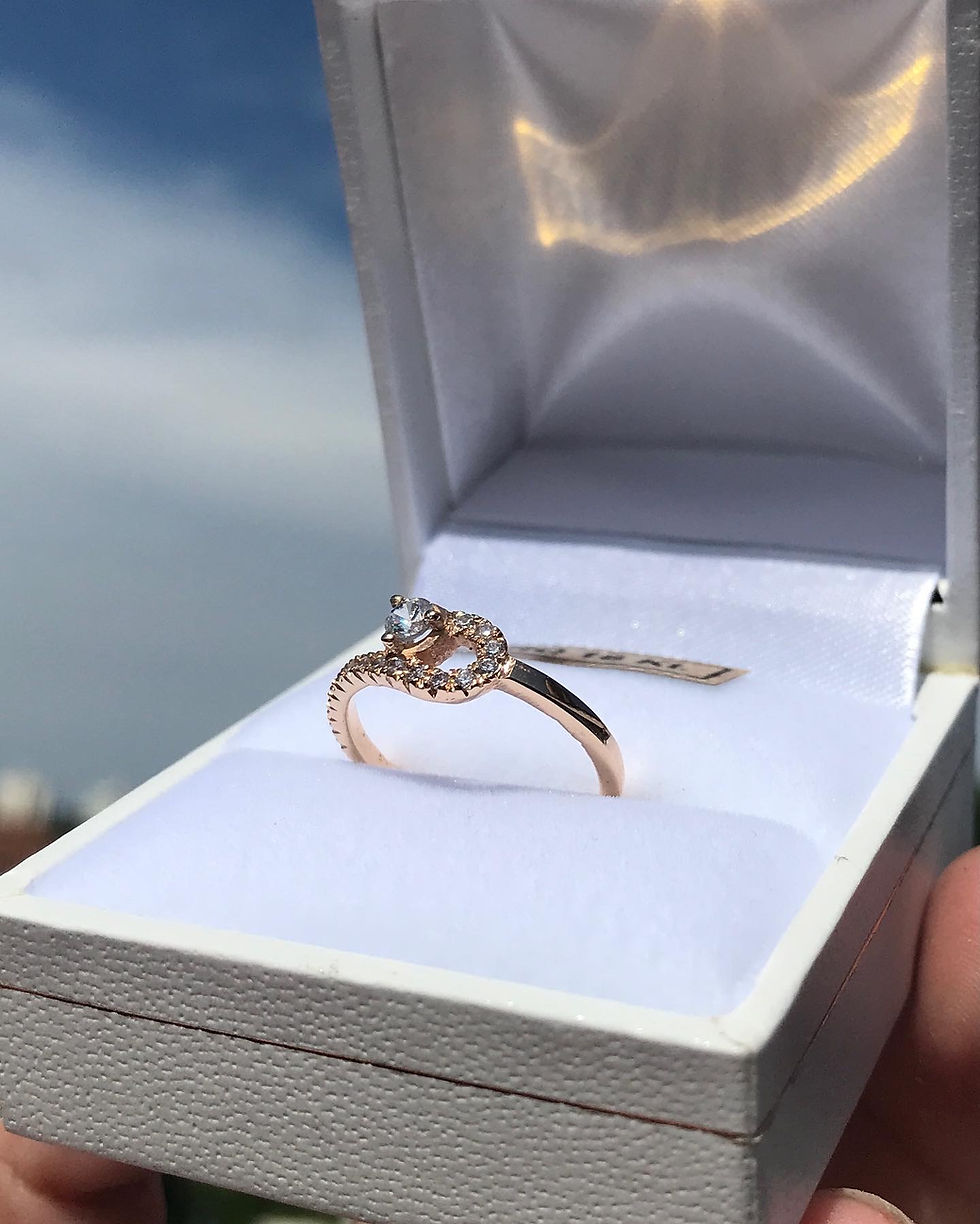 Miniatura: Anillo de Oro 18k y Piedras. Modelo Lazos