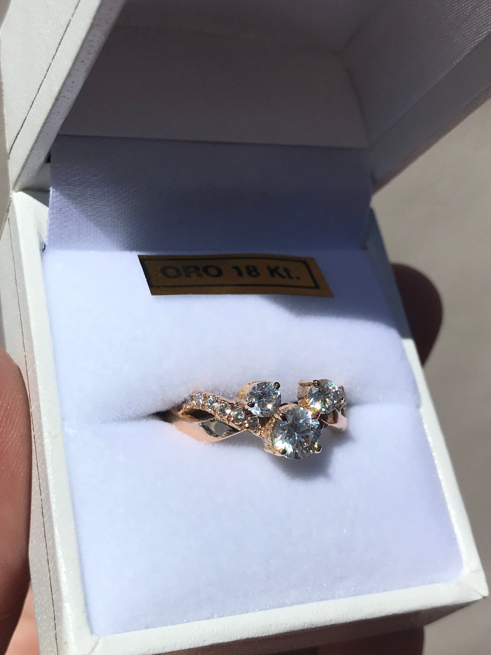 Anillo de Oro 18k con Piedras. Diseño Versalles