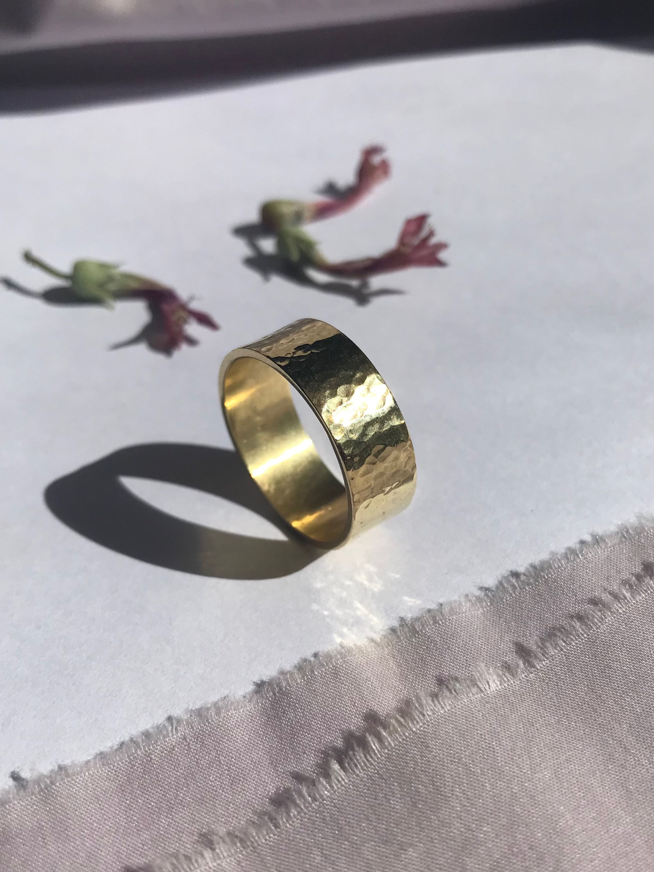 Anillo Cinta  Martelado oro 18k 10 gr