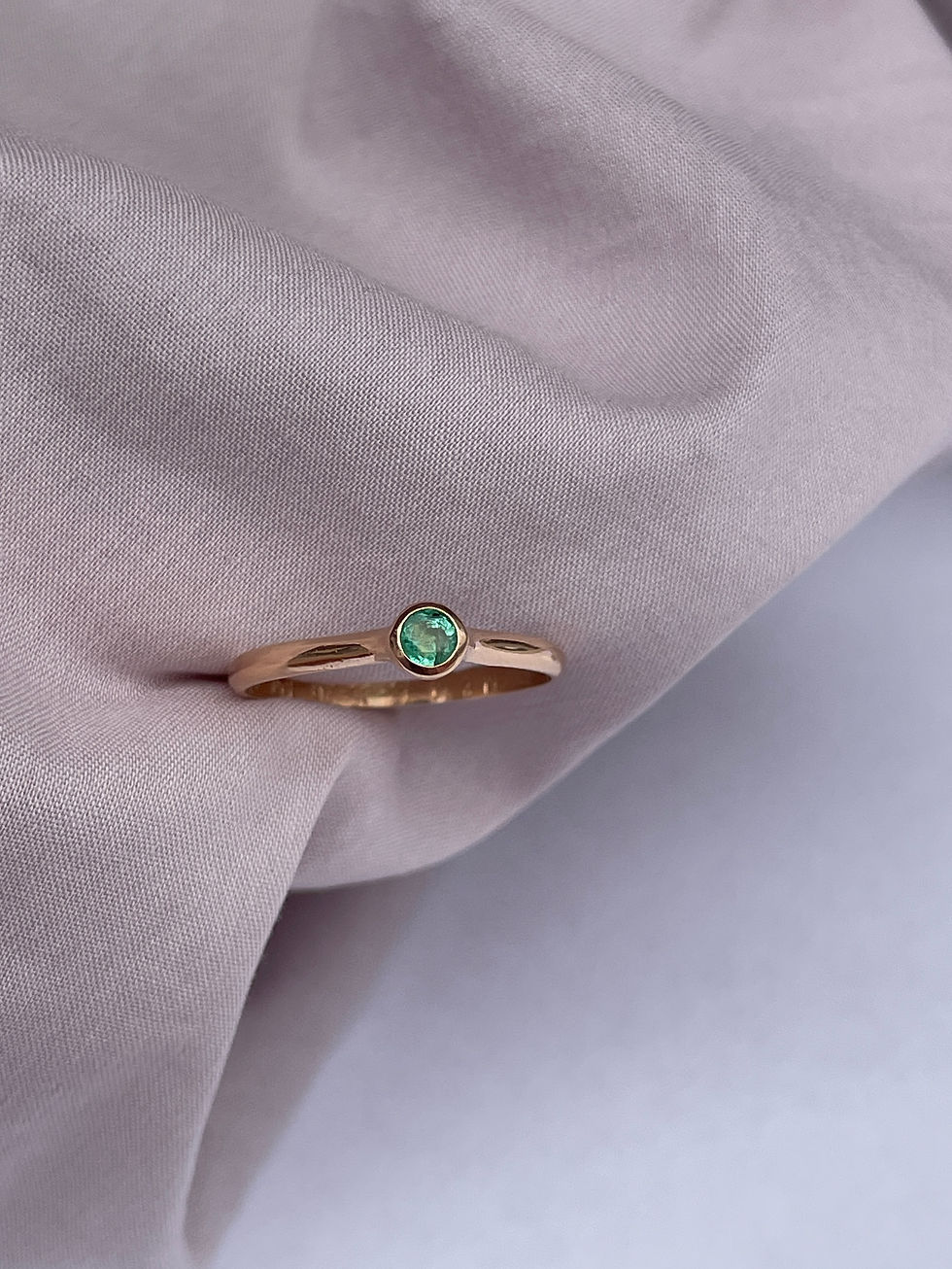 Miniatura: Anillo de oro 18k con esmeralda natural hecho a medida