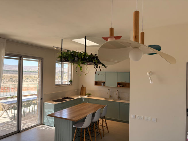 עיצוב פינת אוכל כחלק משיפוץ חלל ציבורי פתוח, הלבשת הבית רויטל שלמון