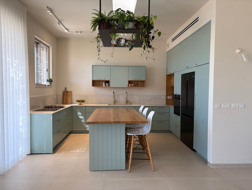 הום סטיילינג למטבח בסגנון כפרי חם עם דגש על חומרים טבעיים, רויטל שלמון המרחב היצירתי