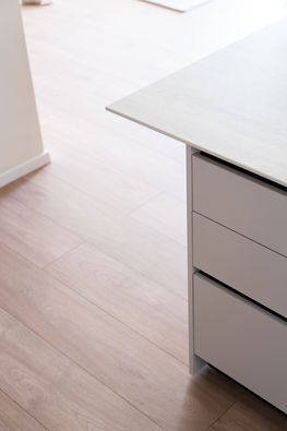 סטיילינג וחיבורים בין חומרים עבור שיפוץ של דירה בראשון לציון