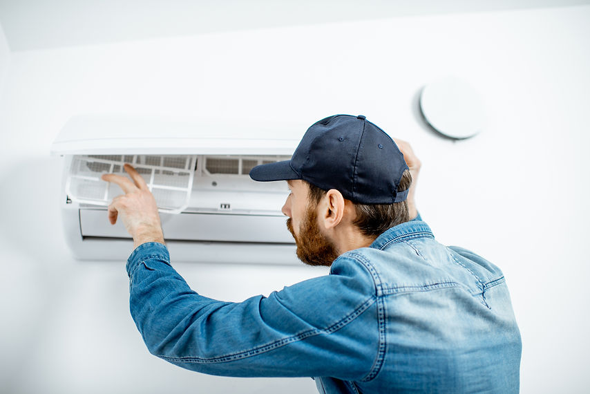 man-serving-the-air-conditioner-2EYFGPL.jpeg