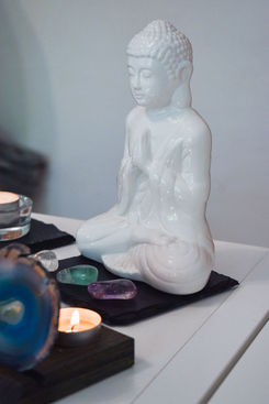 weisser Buddha aus Keramik
