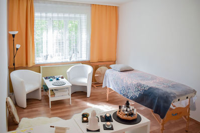Praxisraum mit Massagetisch