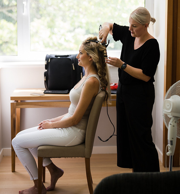 Carmen Pirkner beim Arbeiten Brautstyling