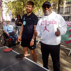 objets et goodies personnalisés pour la campagne de sensibilisation OCTOBRE ROSE. Pink October. Cordons porte-badges rose, personnalisés et imprimé par l'atelier de personnalisation ATELIER SKYL. Affiche octobre rose. Mugs octobre rose. T-shirts rose pour octobre rose.