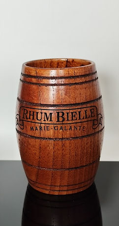 un mug en bois avec un logo gravé dessus, et réalisé dans un atelier de personnalisation.