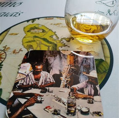 des sous-verres et des flasques personnalisés et gravés par  l'atelier de personnalisation ATELIER SKYL. Ce sont des gros dominos, idéal comme cadeau de noël, ou d'anniversaire. Personnaliser, imprimer, graver, customiser, sublimer. La domino box. Tapis de jeu personnalisé pour jouer au domino.