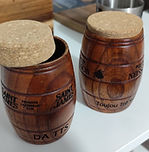 un mug en bois avec un logo gravé dessus, et réalisé dans un atelier de personnalisation.