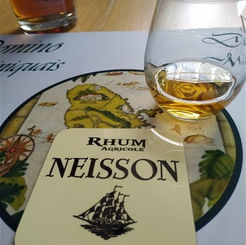 des sous-verres et des flasques personnalisés et gravés par  l'atelier de personnalisation ATELIER SKYL. Ce sont des gros dominos, idéal comme cadeau de noël, ou d'anniversaire. Personnaliser, imprimer, graver, customiser, sublimer. La domino box. Tapis de jeu personnalisé pour jouer au domino.