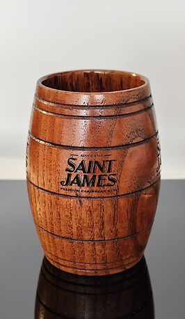 un mug en bois avec un logo gravé dessus, et réalisé dans un atelier de personnalisation.