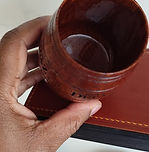 un mug en bois avec un logo gravé dessus, et réalisé dans un atelier de personnalisation.