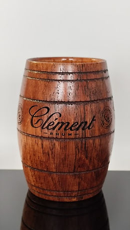 un mug en bois avec un logo gravé dessus, et réalisé dans un atelier de personnalisation.