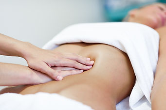 mains-massent-abdomen-feminin-therapeute-exerce-pression-ventre.jpg
