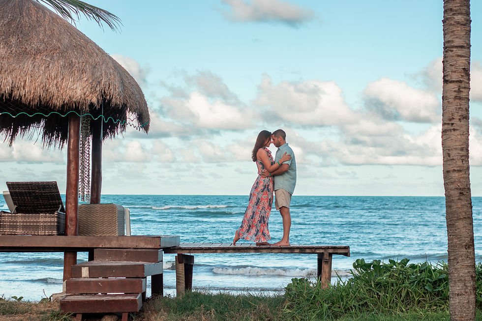 Casal em momento romântico à beira-mar no Serrambi Resort com vista para a Praia de Serrambi.