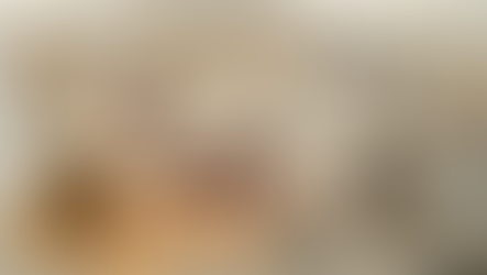 Instalação de arte em que há vários vasos de cerâmica quebrados e derretidos.