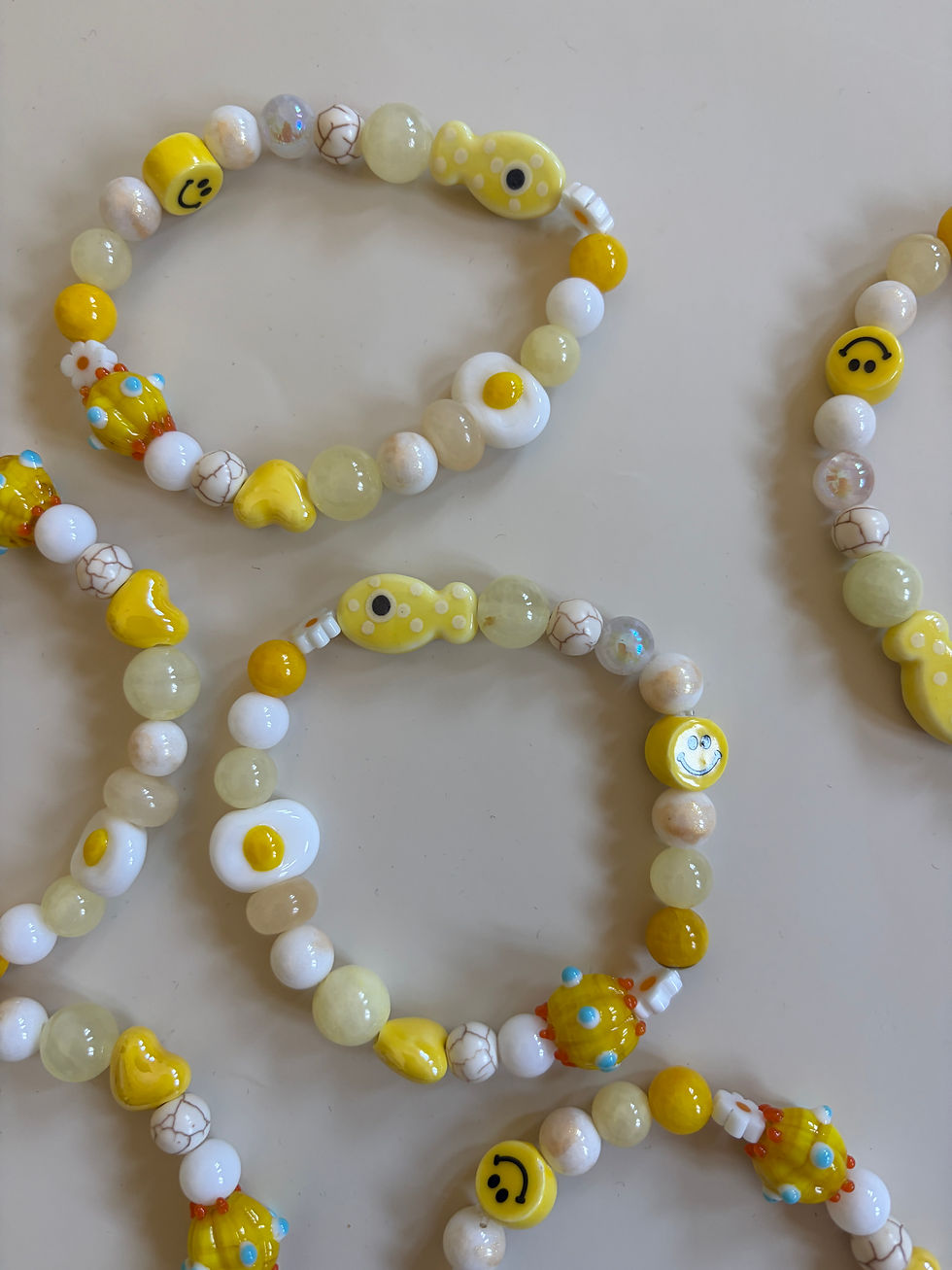 Mei collectie handgemaakte armbanden van juf Sas