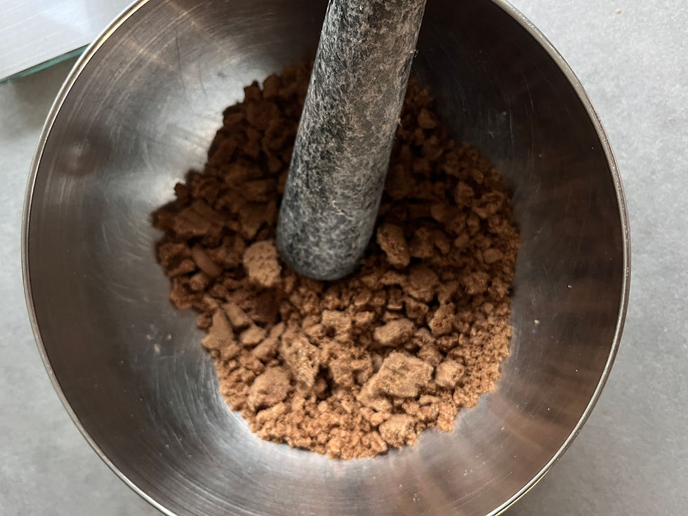 crunchy fudge met witte chocolade, speculaas en sinaasappel