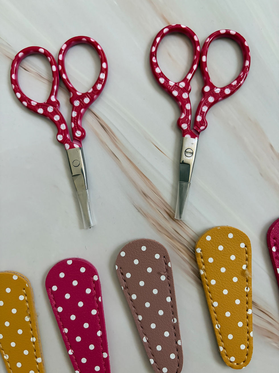 Thumbnail: Klein scherp polkadot handwerkschaartje 9 cm
