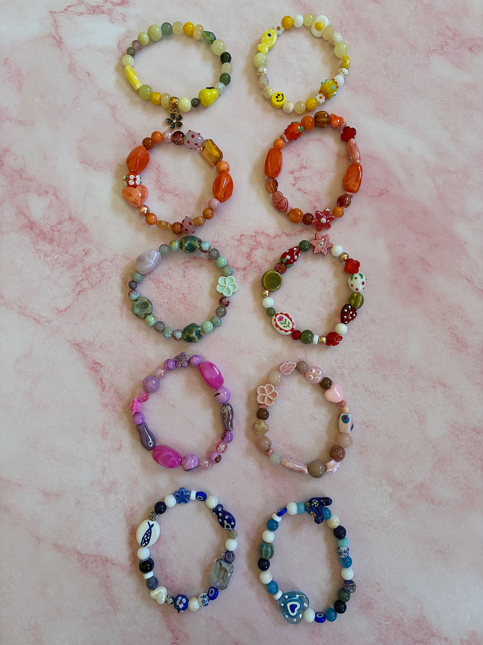 Mei collectie handgemaakte armbanden van juf Sas