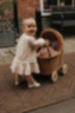 Faye en haar poppenwagen