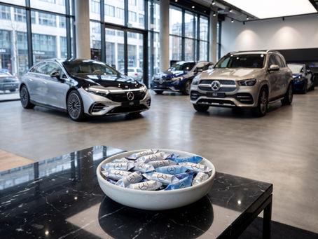 Krówki reklamowe w salonie mercedesa