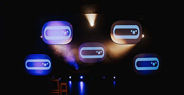 Une scène de théâtre avec le logo des 3 Ours