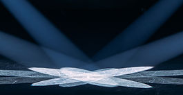 Des lumières de projecteurs sur scène