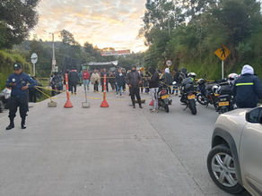 Comunidad educativa de Totoró bloquea la Transversal del Libertador por abandono de obras en colegio