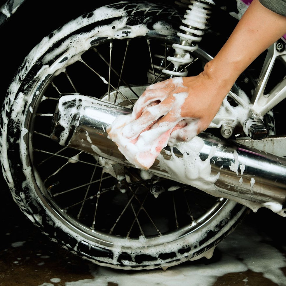 Hand_die_Felgen_Reinigt