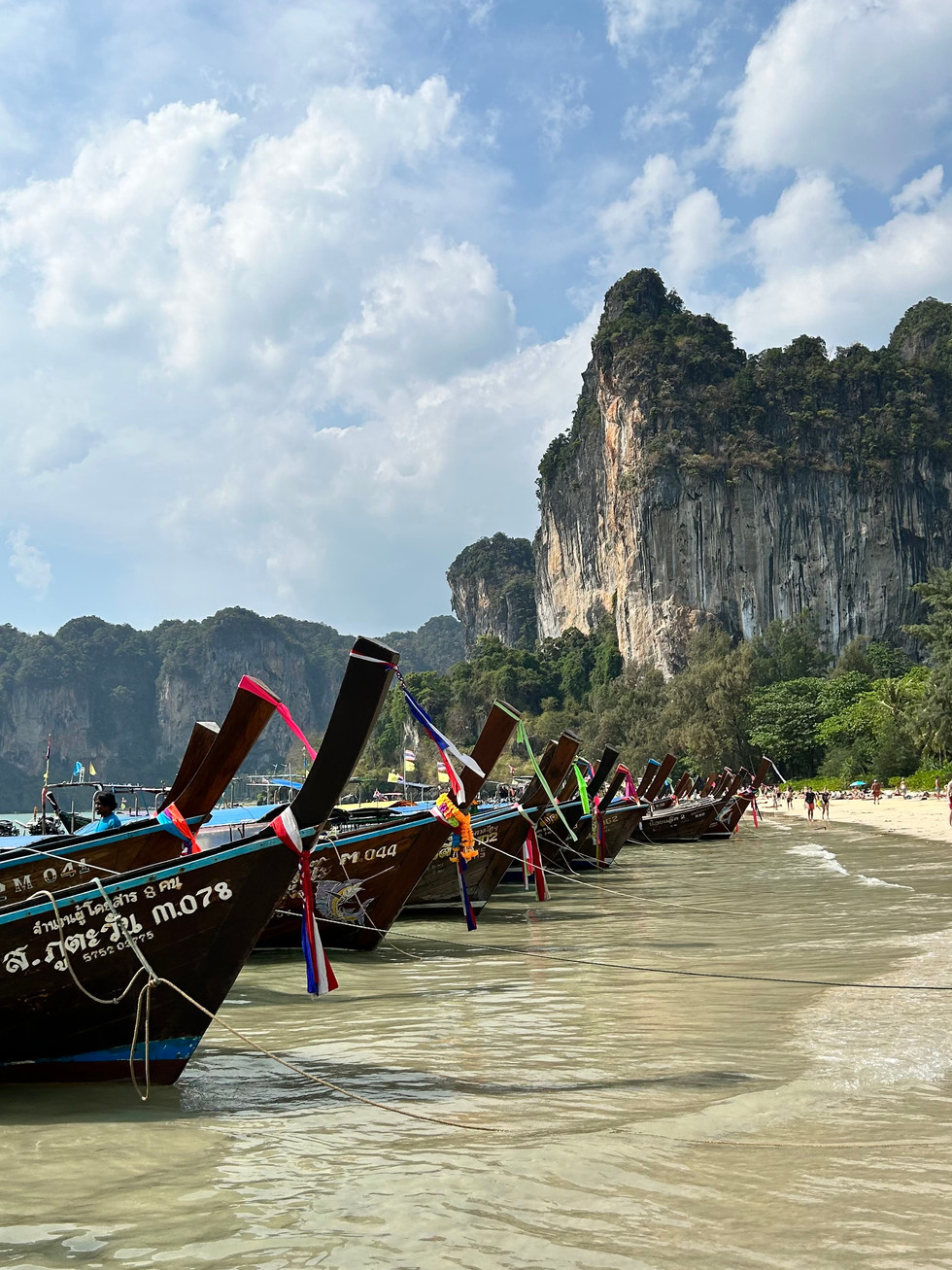 Boote in Thailand am Strand Railey Beach