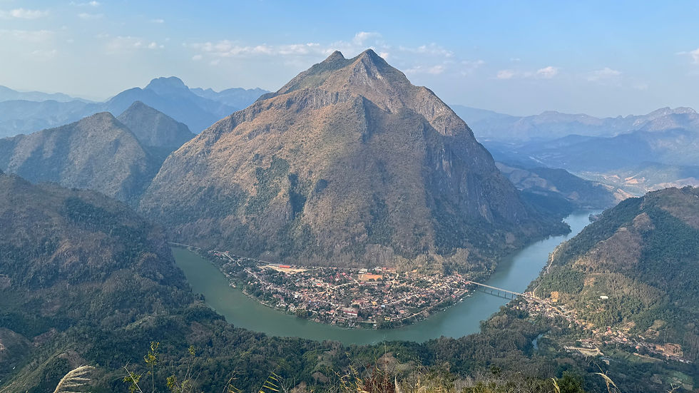Aussicht auf einen Berg mit Fluss und kleiner Stadt in Laos