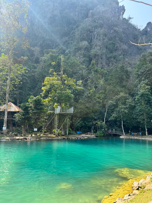 blaue Lagune mit Sprungbrett im Hintergrund