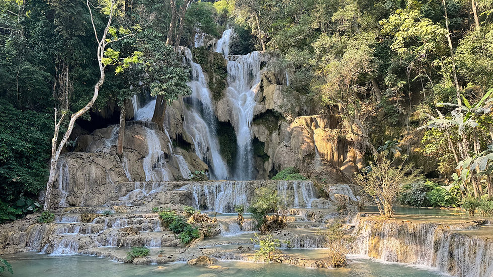 Wasserfall mit blauem Wasser in Laos