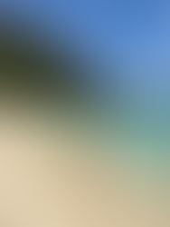 Junge Frau läuft am Strand auf den Philippinen