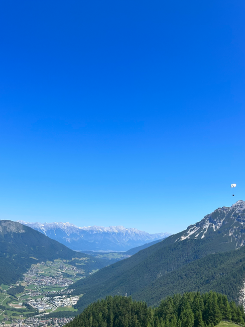 Aussicht ins Tal mit Gebirge im Hintergrund