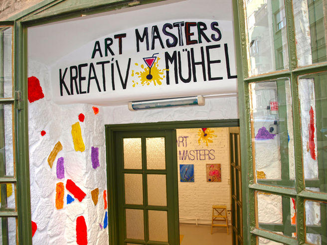 Nem csak egy terem, hanem egy élmény! Az ArtMasters Kreatív Műhely (1114 Budapest, Fadrusz utca 5.) olyan helyszín, ahol a gondolatok szárnyra kapnak. Workshop, coaching vagy csapatépítő? Nálunk mindenki otthon érzi magát. Kérj ajánlatot: info@artmasters.hu | +36 70 413 92 79.