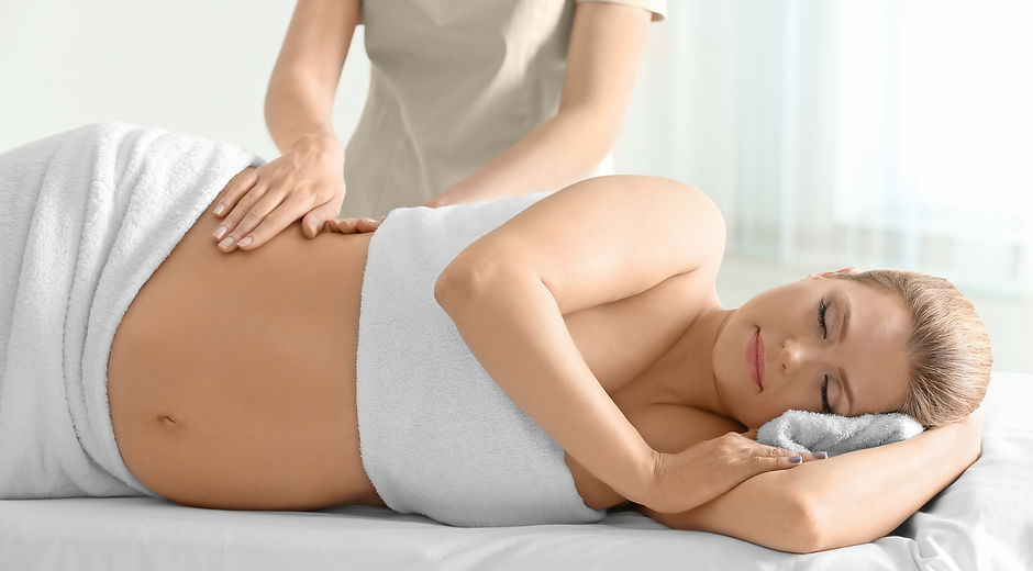 Manuelle Therapie in der Schwangerschaft kann bei Statikproblemen, Karpaltunnelsyndrom und Gelenkblockierungen helfen. Heilpraktiker Praxis Muenchen.