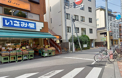 土肥治療室へ向かう目印のスーパーいさみ屋