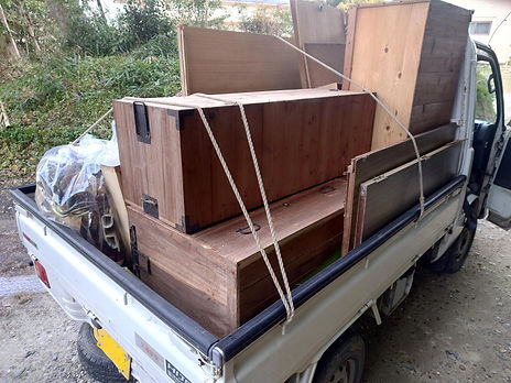 トラックに積んだ古い家具