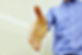 手を伸ばす男性
