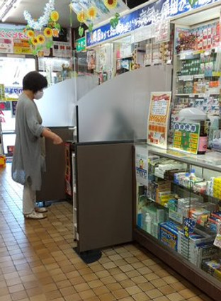 オカダ薬局の接客カウンター