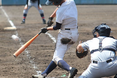 スポーツをする少年達