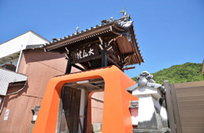 赤い鐘楼門